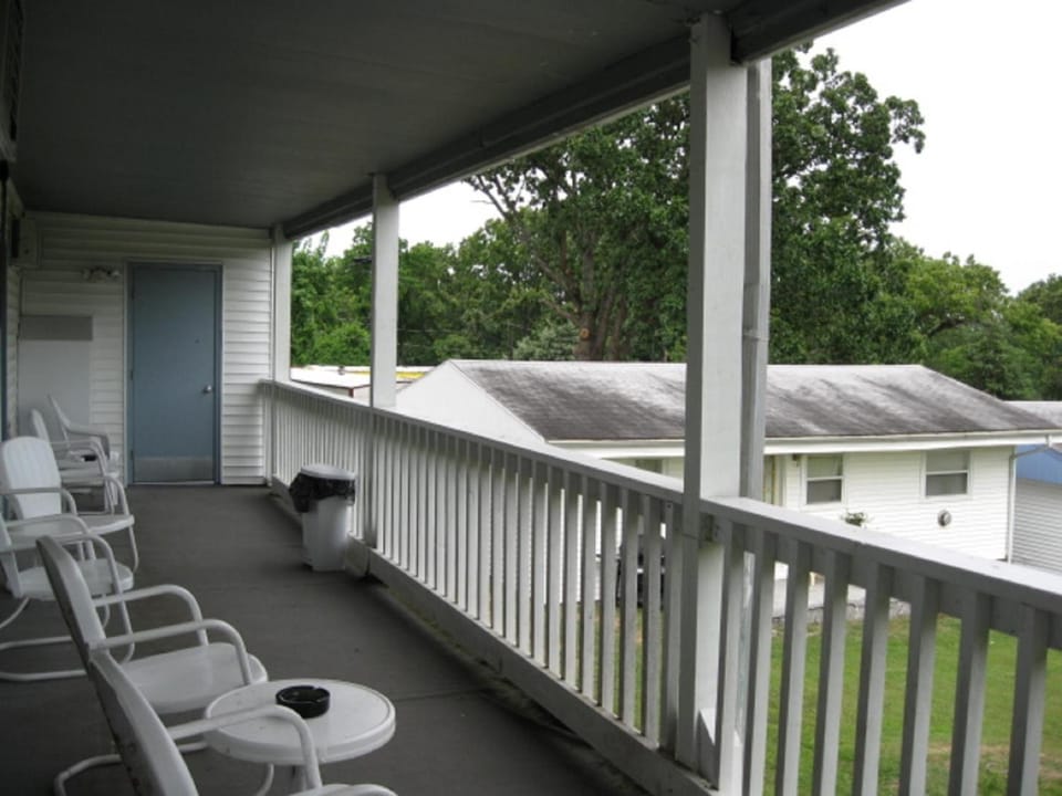 Twin Lakes Inn Motel in Lakeview