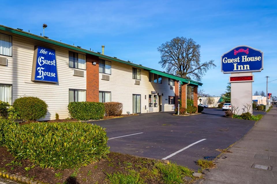 Guest House Inn Motel in Junction City
