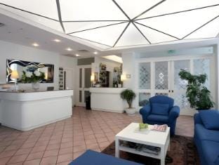 Family Hotel Antibes -50m dal mare - Hotel in Riccione