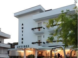 Family Hotel Antibes -50m dal mare - Hotel in Riccione