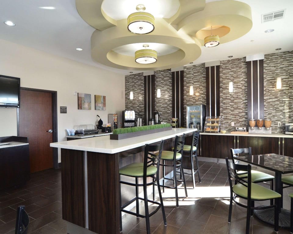 Quality Inn & Suites Kenedy - Karnes City Hotel in Kenedy