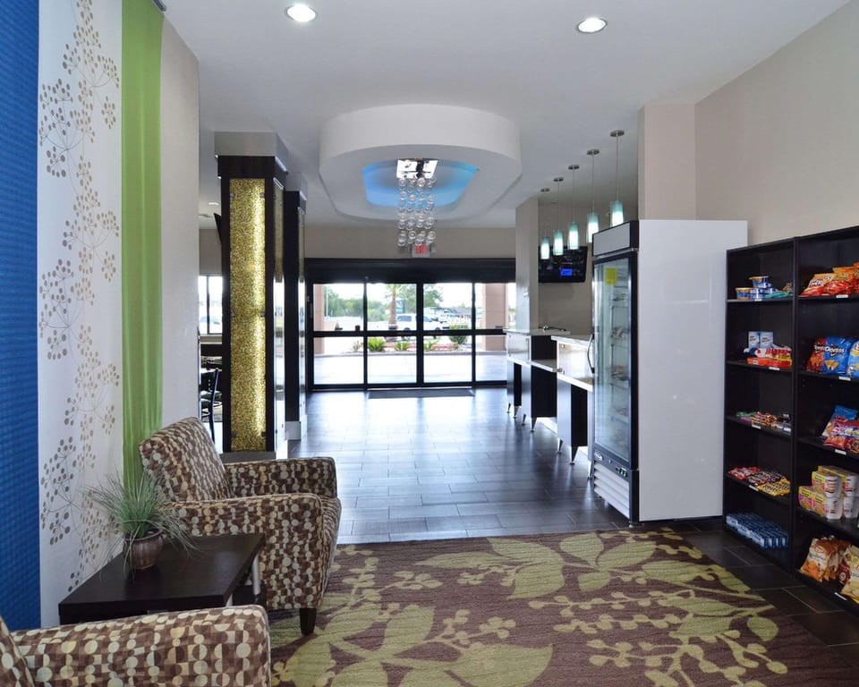 Quality Inn & Suites Kenedy - Karnes City Hotel in Kenedy