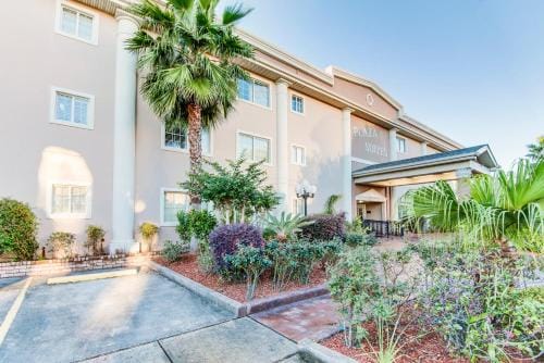 LA Plaza Apartments Hotel in Metairie
