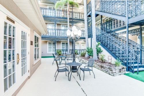 LA Plaza Apartments Hotel in Metairie