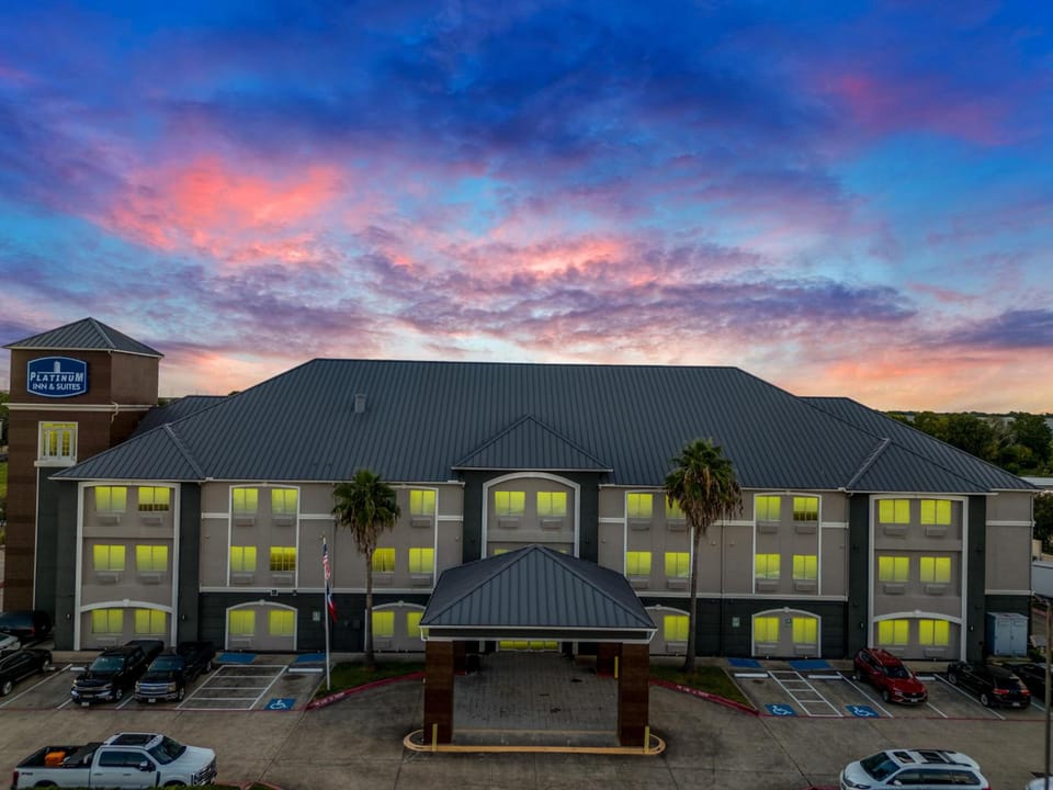 Platinum Inn & Suites Webster Hotel in Webster