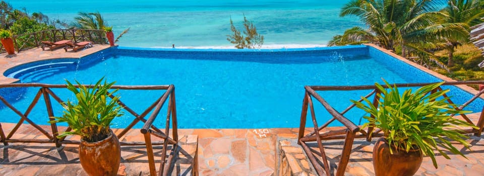 Swimming pool [outdoor]