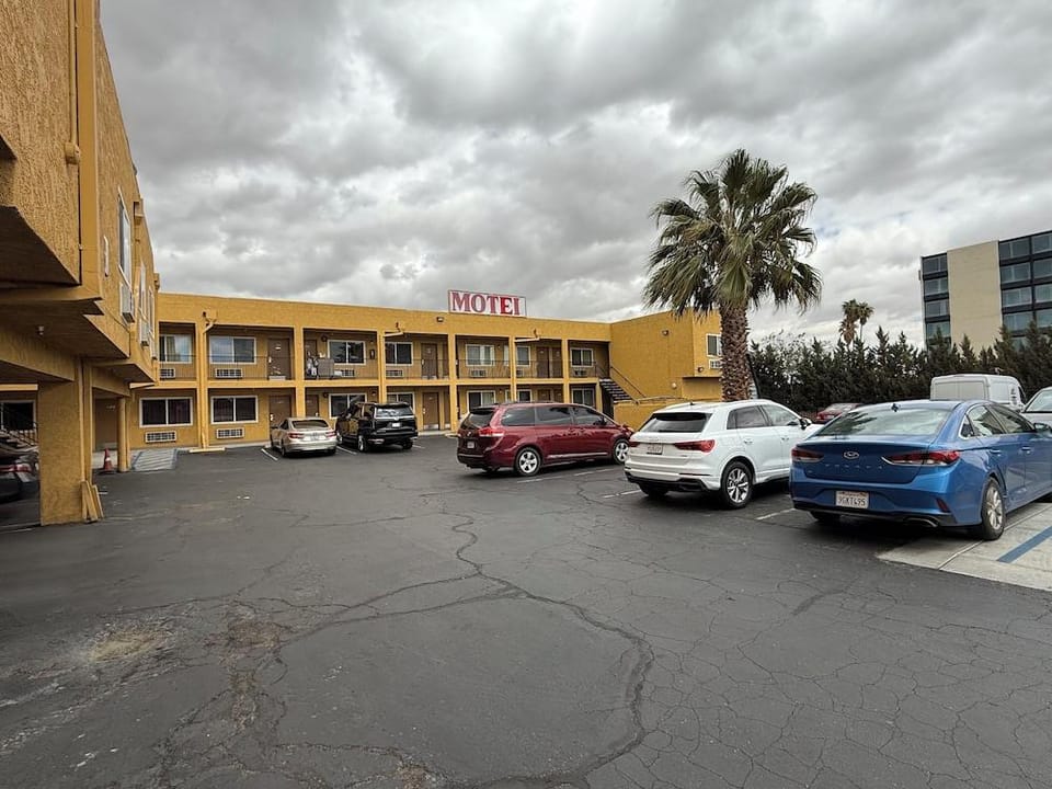 New Budget Inn Hotel in Victorville