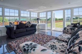 Hopkins Retreat Farm - 5 Bedroom House - Swansea Hotel in Wales