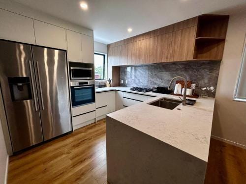 Cozy Top-Floor Stay with Private Bathrooms & Free Parking Hotel in Auckland