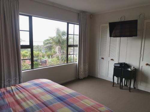 Master Bed with Seaview Hotel in Auckland