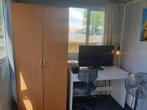 C4 Save money budget affordable cabin with comfort! Cabin 4 Hotel in Auckland