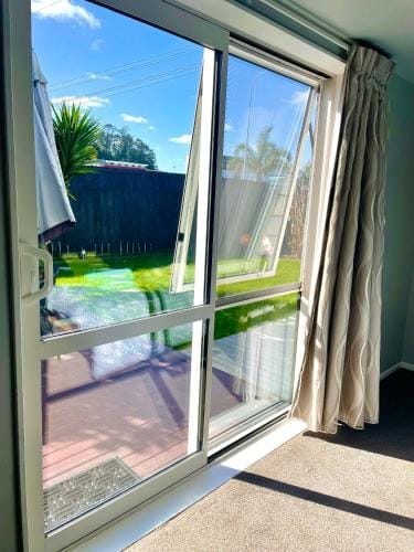Private Guest Suite in Albany,Rosedale Amazing Bed,Netflix,Private Garden Hotel in Auckland