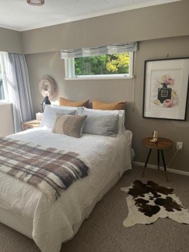 Cone Hill Farmstay - with bush and river walks - 80 sqm self contained Lodge in Raglan