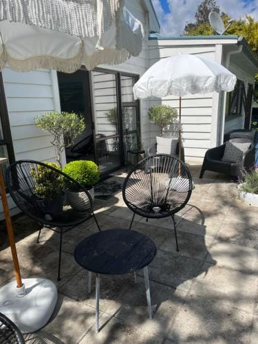 Cone Hill Farmstay - with bush and river walks - 80 sqm self contained Lodge in Raglan