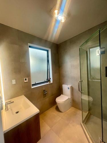 Hobsonville Scott point private entry flat offers the entire living room, bedroom and ensuite, parki Hotel in Auckland