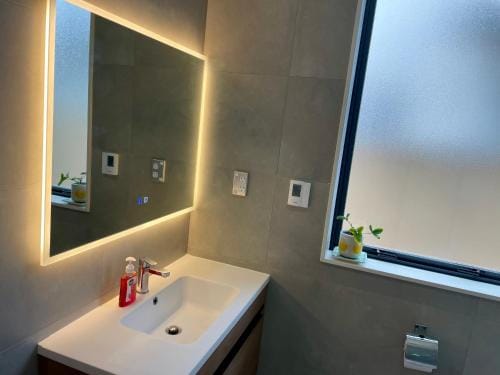 Hobsonville Scott point private entry flat offers the entire living room, bedroom and ensuite, parki Hotel in Auckland