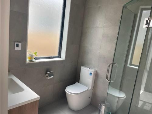 Hobsonville Scott point private entry flat offers the entire living room, bedroom and ensuite, parki Hotel in Auckland