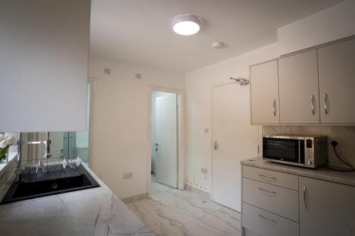 Beckbury House close to the City, 7 mins from QE and Royal Othopedic Hospital, Bham University Hostel in Birmingham