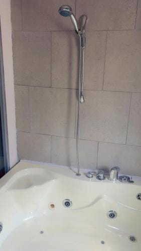 Jacuzzi City Guesthouse, about a 7 min walk to Racecourse and 10 mins to the City Hotel in Doncaster