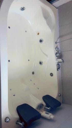 Jacuzzi City Guesthouse, about a 7 min walk to Racecourse and 10 mins to the City Hotel in Doncaster