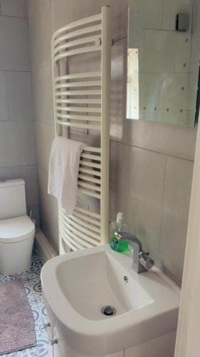 Jacuzzi City Guesthouse, about a 7 min walk to Racecourse and 10 mins to the City Hotel in Doncaster