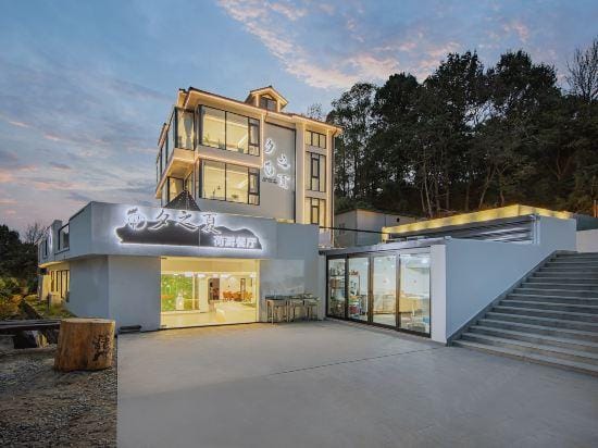 Yunshang Grassland Xixia Parent-childcamping Light Luxury Holiday Villa Hotel in Hangzhou
