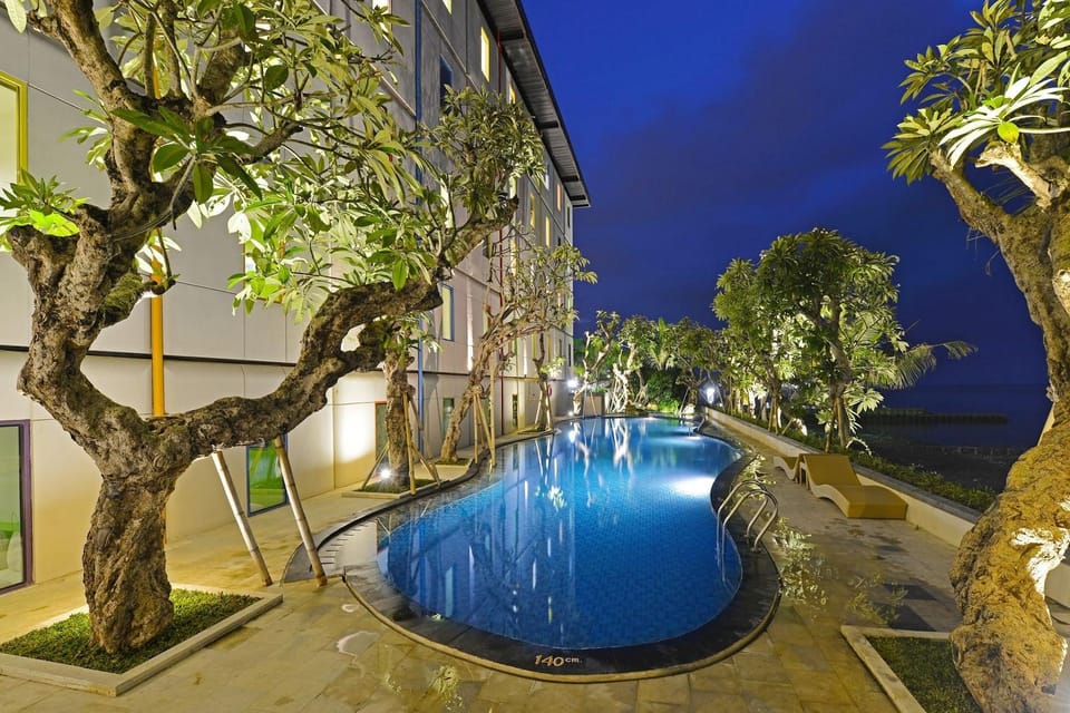 Swimming pool [outdoor]