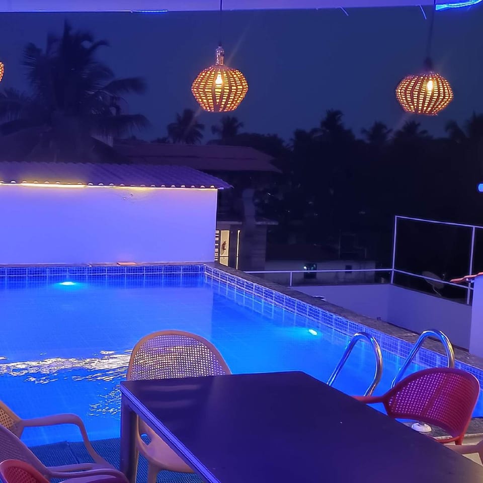 Swimming pool [outdoor]