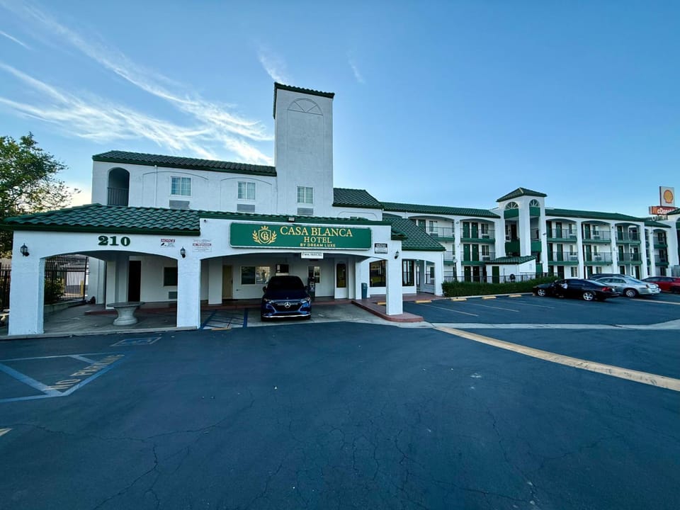 Casa Blanca Hotel - Corona Hotel in Corona