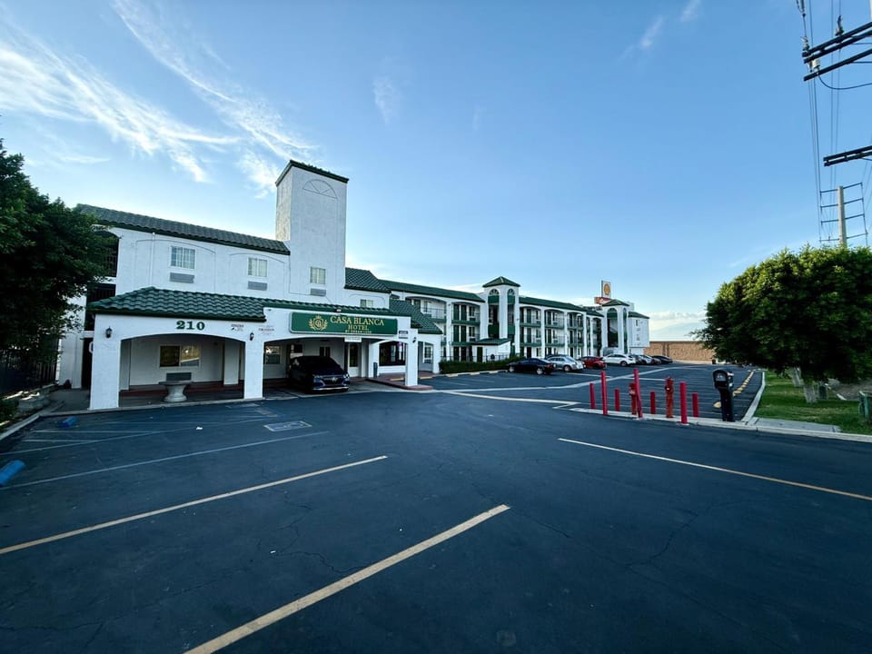Casa Blanca Hotel - Corona Hotel in Corona