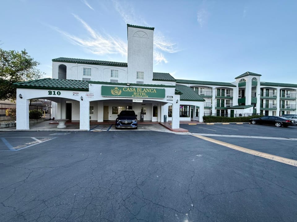 Casa Blanca Hotel - Corona Hotel in Corona