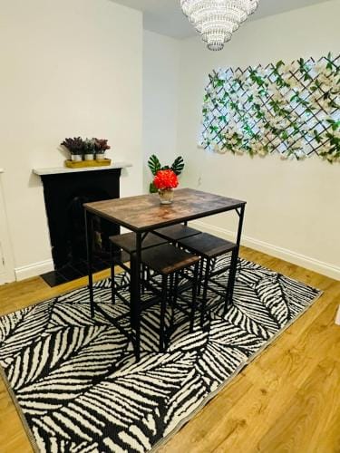 Spacious 2 bedroom, parking+ 10 mins walk to city Hotel in Lincoln