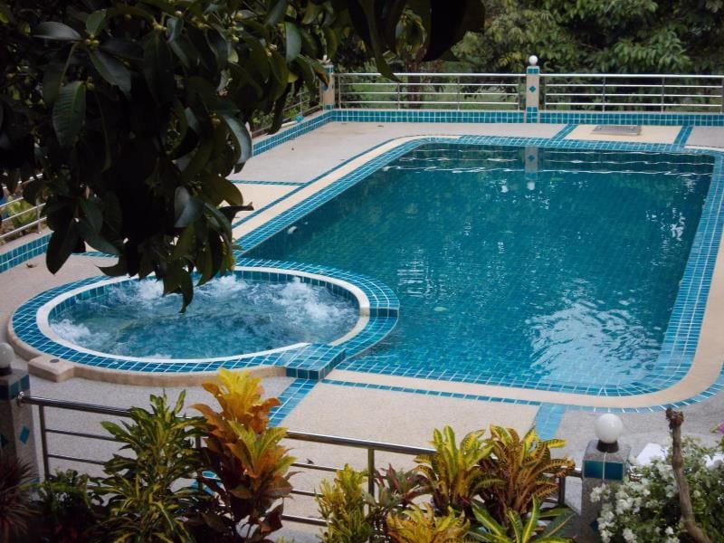 Swimming pool [outdoor]