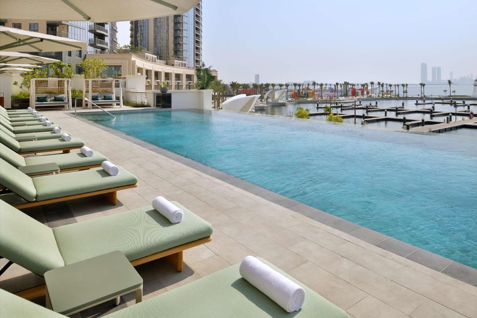 Swimming pool [outdoor]
