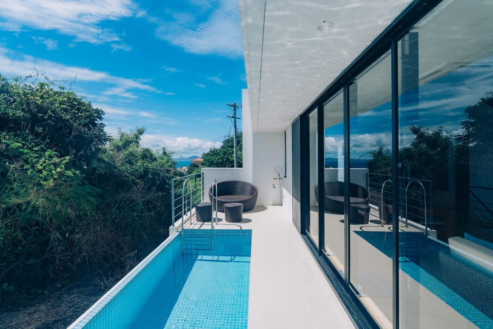 Swimming pool [outdoor]