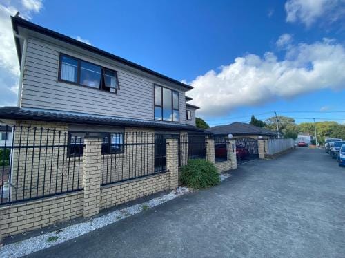 Self Contained Room in Hillsborough Hotel in Auckland