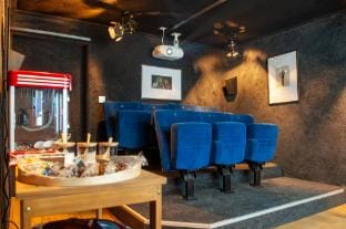 Cinéma Enchanté - cinéma  bain nordique Hotel in Fribourg, Switzerland