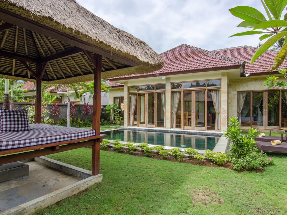 Swimming pool [outdoor]