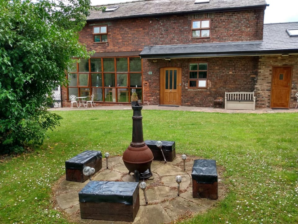 Brook Barn B&B Hotel in Widnes