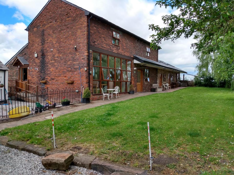 Brook Barn B&B Hotel in Widnes