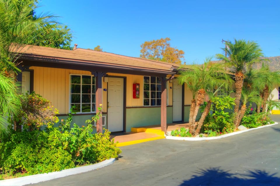 Palm Tropics Motel Hotel in Glendora