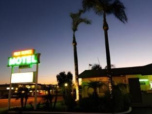 Palm Tropics Motel Hotel in Glendora