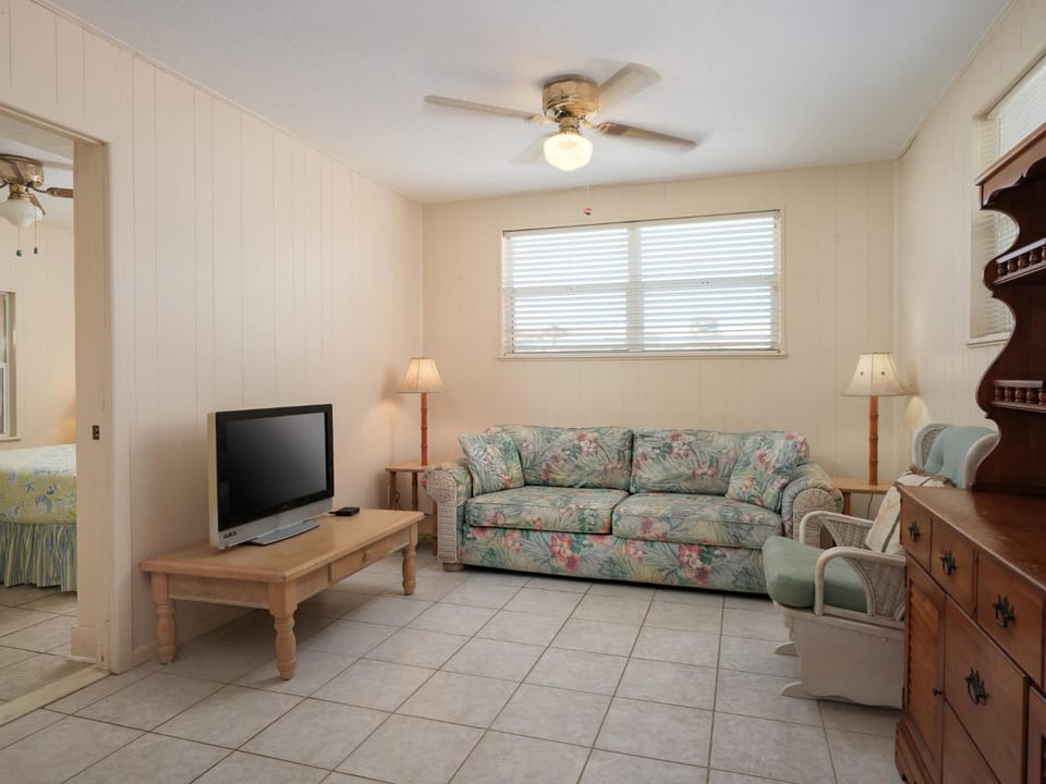 Shared lounge/TV area