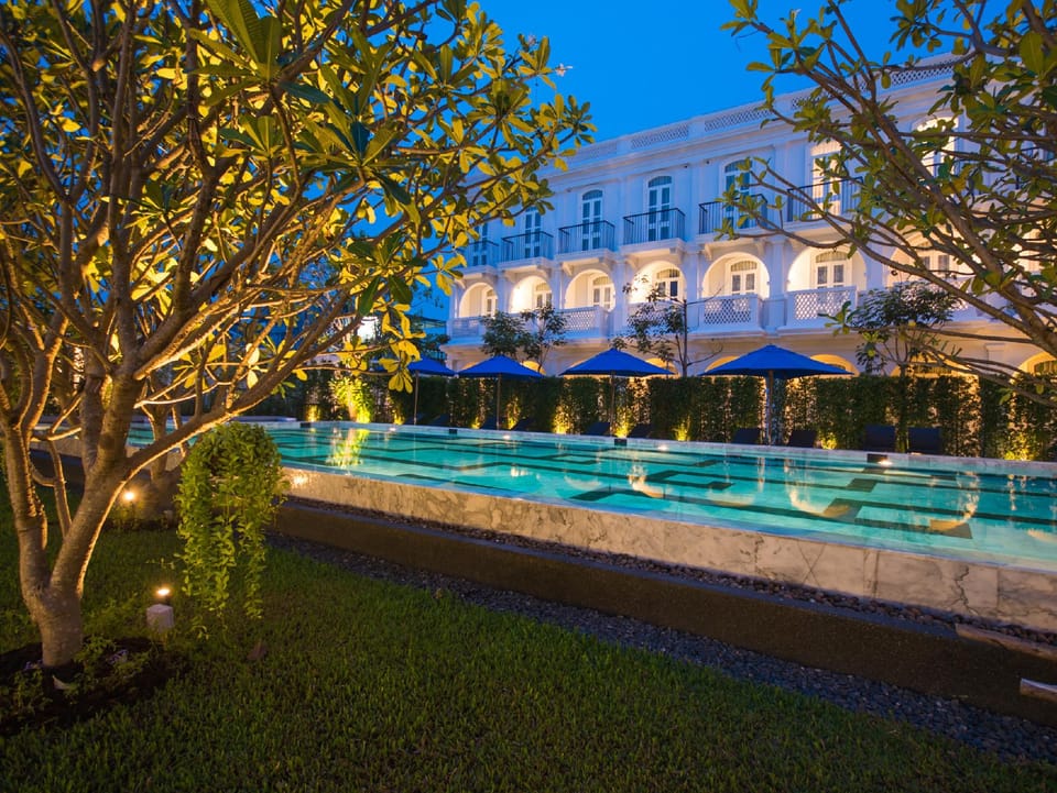 Swimming pool [outdoor]