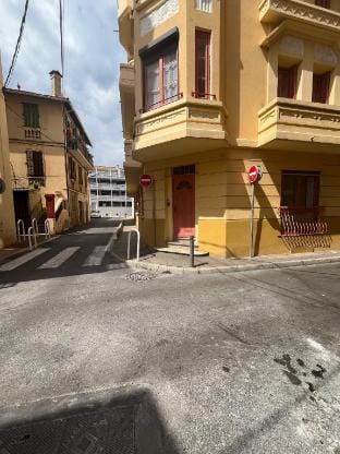 Joli appart à deux pas des plages et de la gare Hotel in Antibes