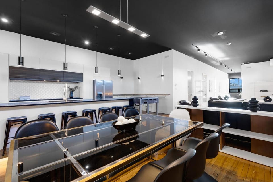 LiV MTL Plaza Grand Luxe Penthouse Near Downtown Montreal Apartment hotel in Laval