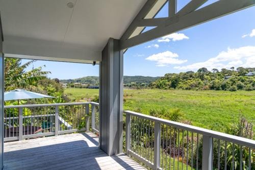 Banana Bungalow Studio Hotel in Raglan