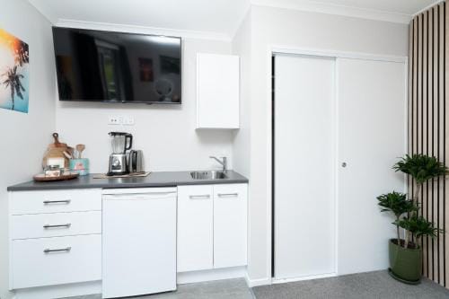 Banana Bungalow Studio Hotel in Raglan