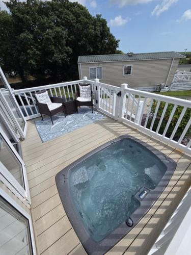 Rural Retreat Chy Kensa a Hot Tub Haven Lodge in England