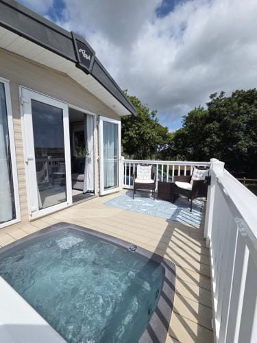 Rural Retreat Chy Kensa a Hot Tub Haven Lodge in England